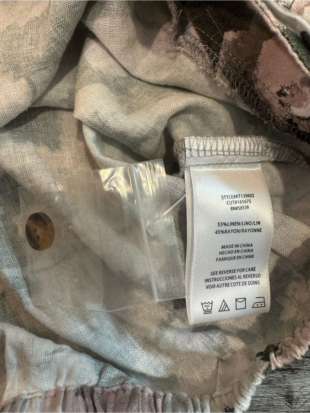 Nwt Kut from the Kloth Olive and Blush Floral Button-Front Short Sleeve Top - Picture 9 of 10